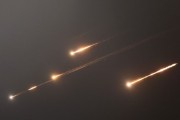 梦见血腥伊朗以导弹齐射回应以色列的大规模袭击